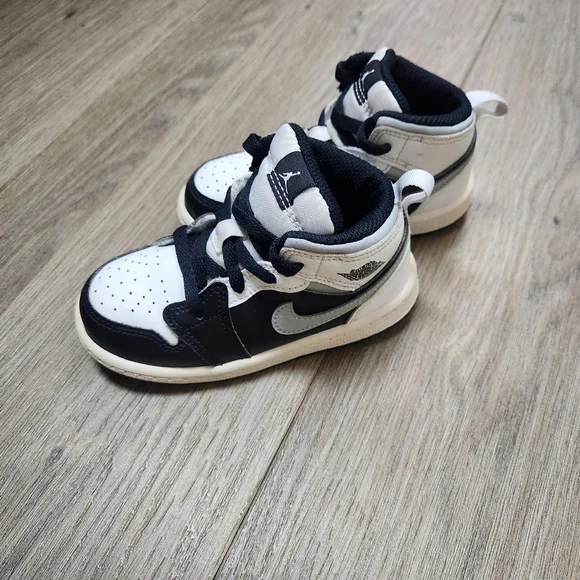 Nike Air Jordan high tops black and white Toddler Size 8C - Picture 2 of 9